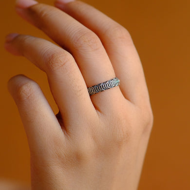 Linear band ring