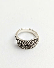 Leaf embossed ring