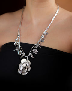 Floral neckalce