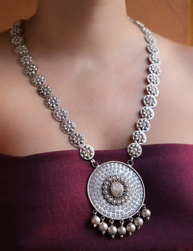 Silver neckalce with floral embossing