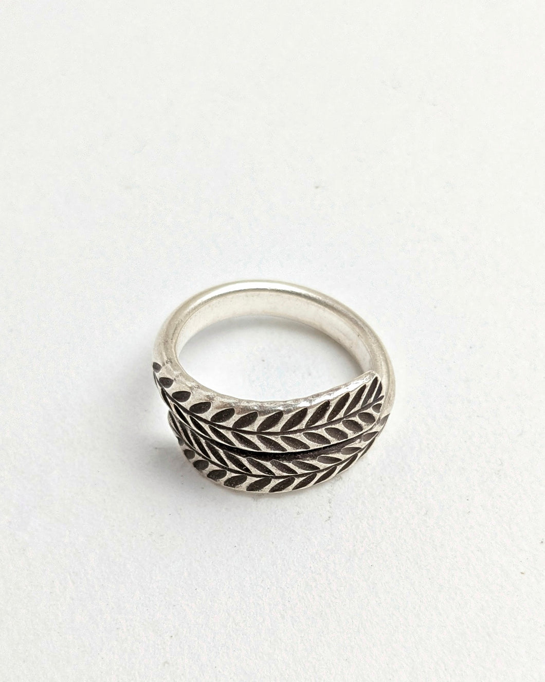 Leaf embossed ring