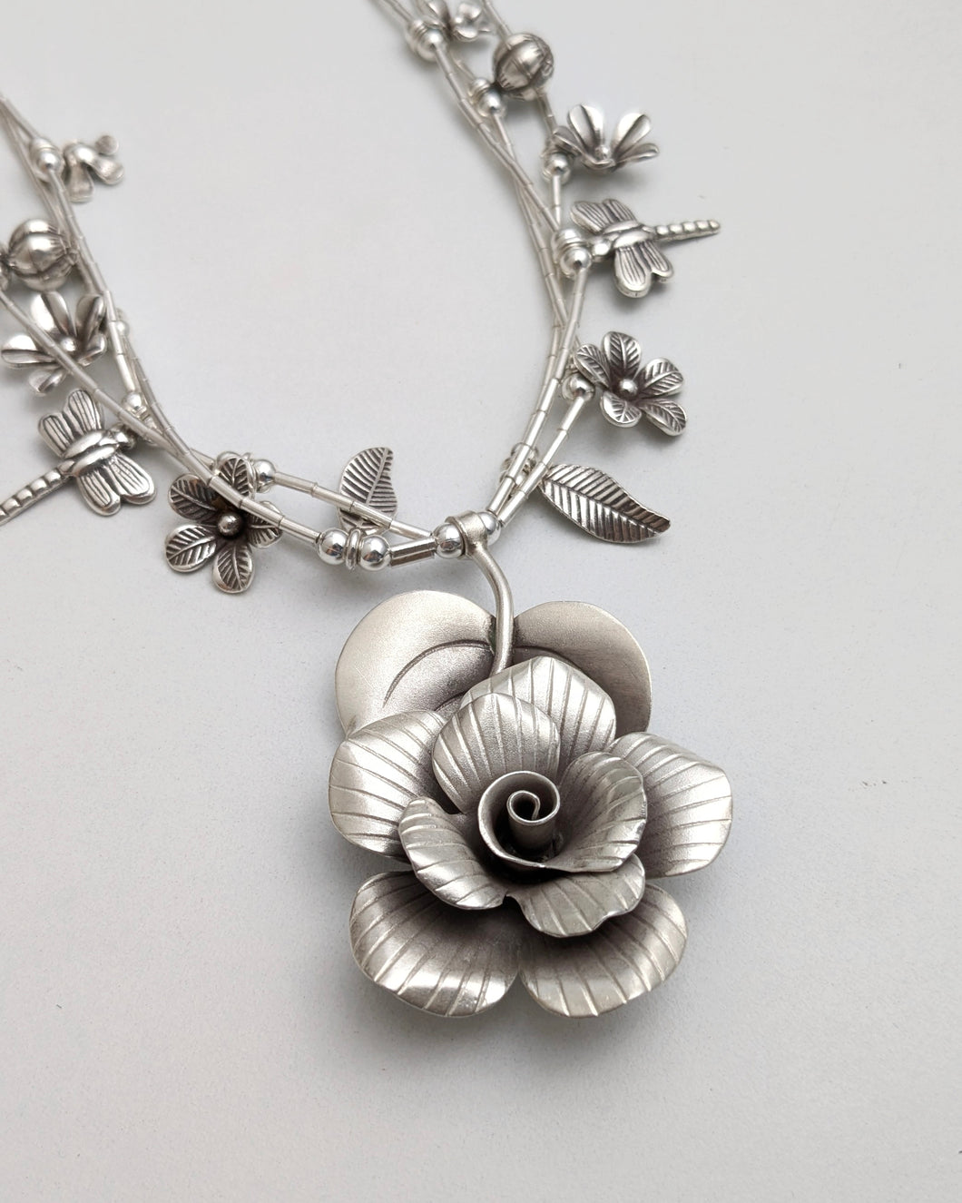 Floral neckalce