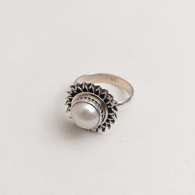 Sun ring with natural pearl