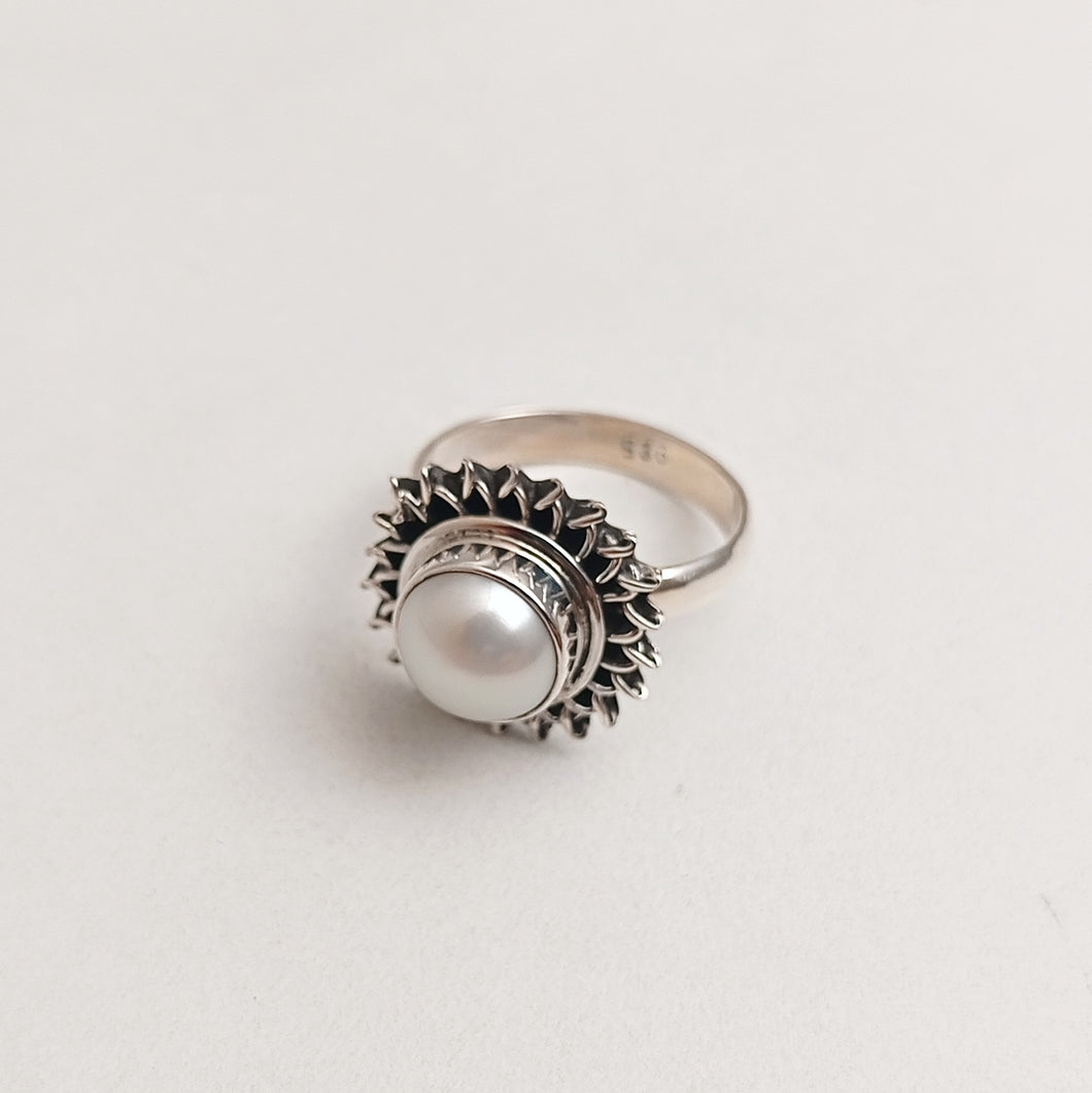 Sun ring with natural pearl