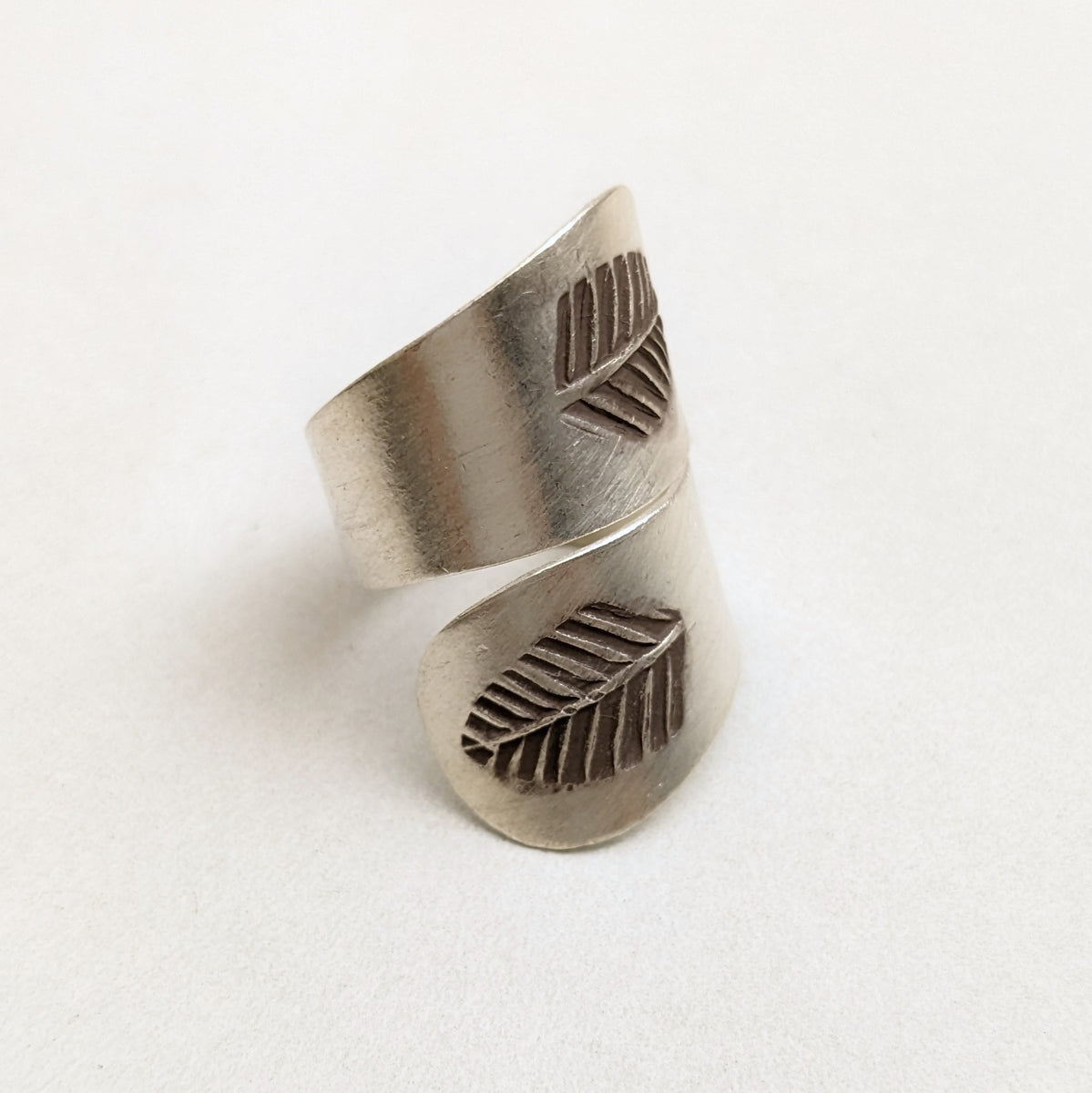 Leaf embossed ring – Silver Streak Store