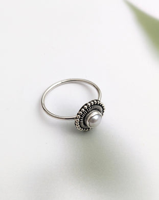 Simple pearl ring