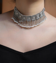 Pearl choker