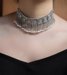 Pearl choker