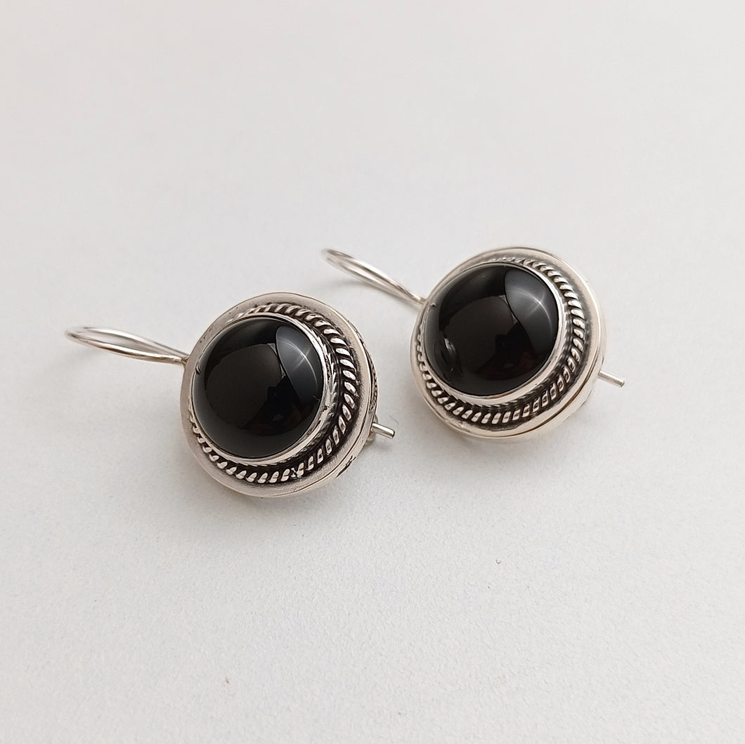 Round Black onyx earrings with fine rawa