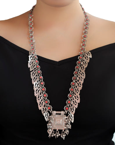 LONG CHAIN NECKLACE WITH VINTAGE PENDANT