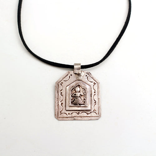 JHAROKA SHAPE SILVER PENDANT WITH THE CENTER MOTIF OF A KING