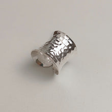 HAMMERED RING