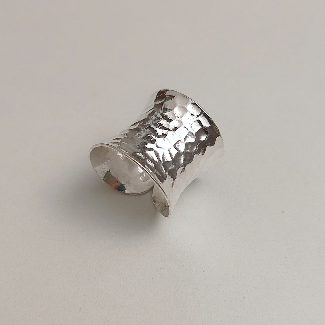 HAMMERED RING