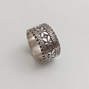 FLORAL SILVER BAND RING