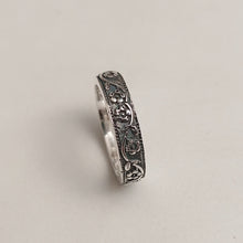 SILVER FLORAL BAND RING