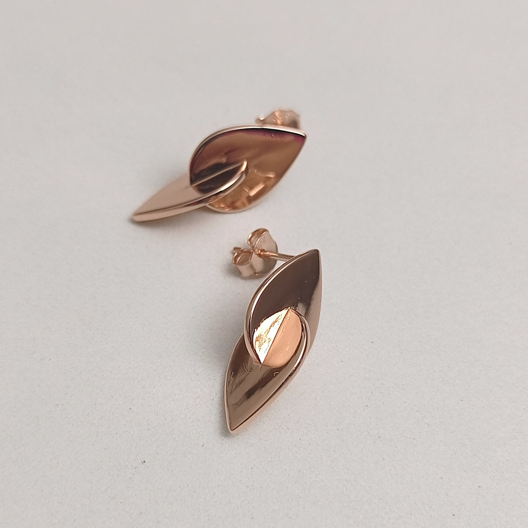 INTERLOCKING PETAL STUDS