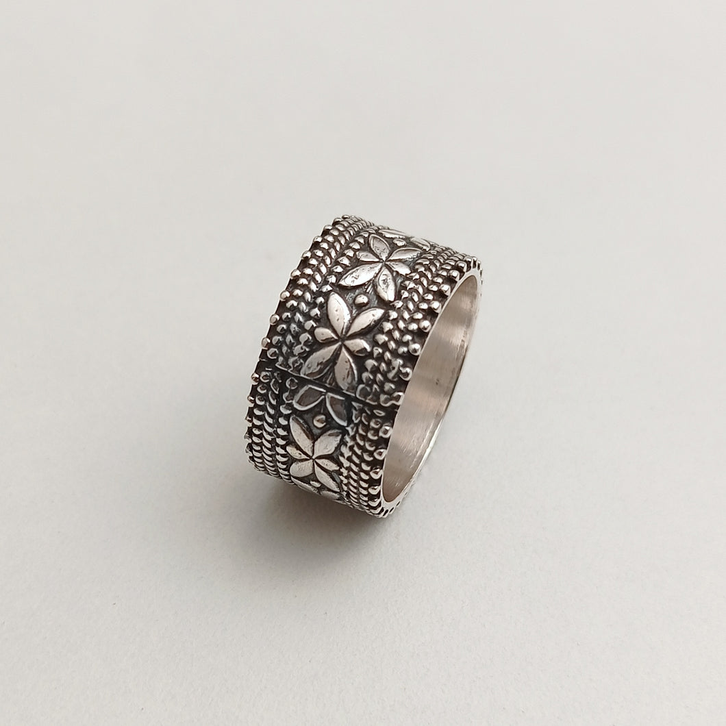 FLORAL SILVER BAND RING